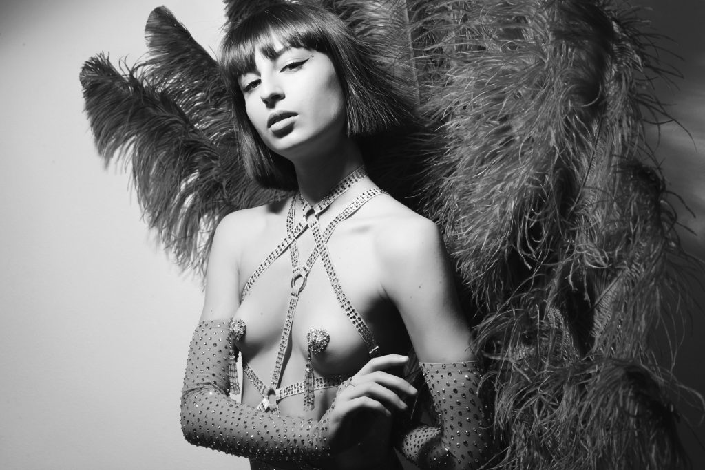 Kiki Minou modella e burlesque performer shooting fotografata da Mattia Crepaldi con ventagli di piume