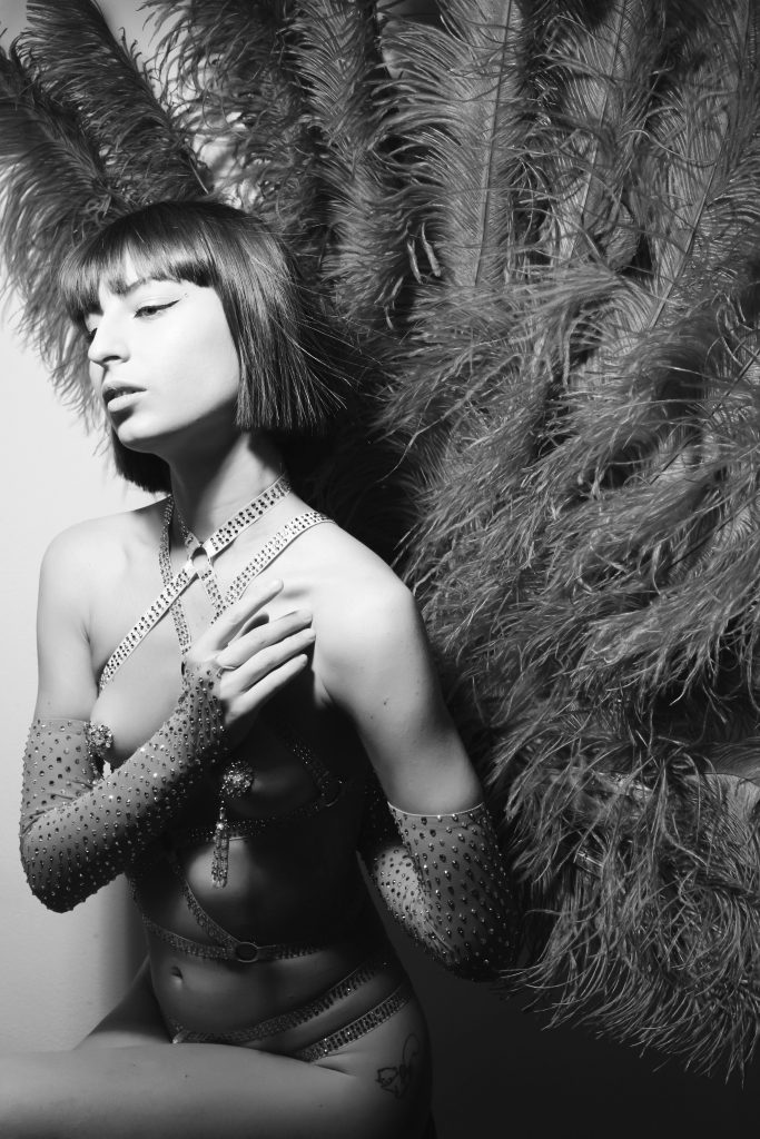 Kiki Minou modella e burlesque performer shooting fotografata da Mattia Crepaldi con ventagli di piume