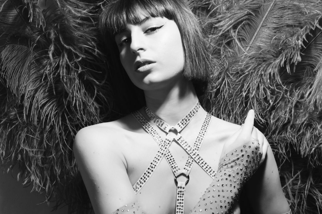 Kiki Minou modella e burlesque performer shooting fotografata da Mattia Crepaldi con ventagli di piume