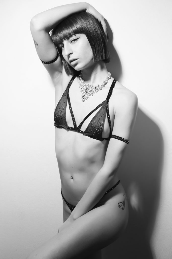Kiki Minou modella e burlesque performer shooting fotografata da Mattia Crepaldi
