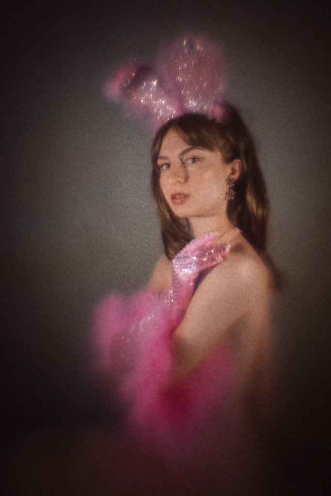 Kiki Minou Performer Burlesque con costume da coniglio nobunny compares to me act photoshoot